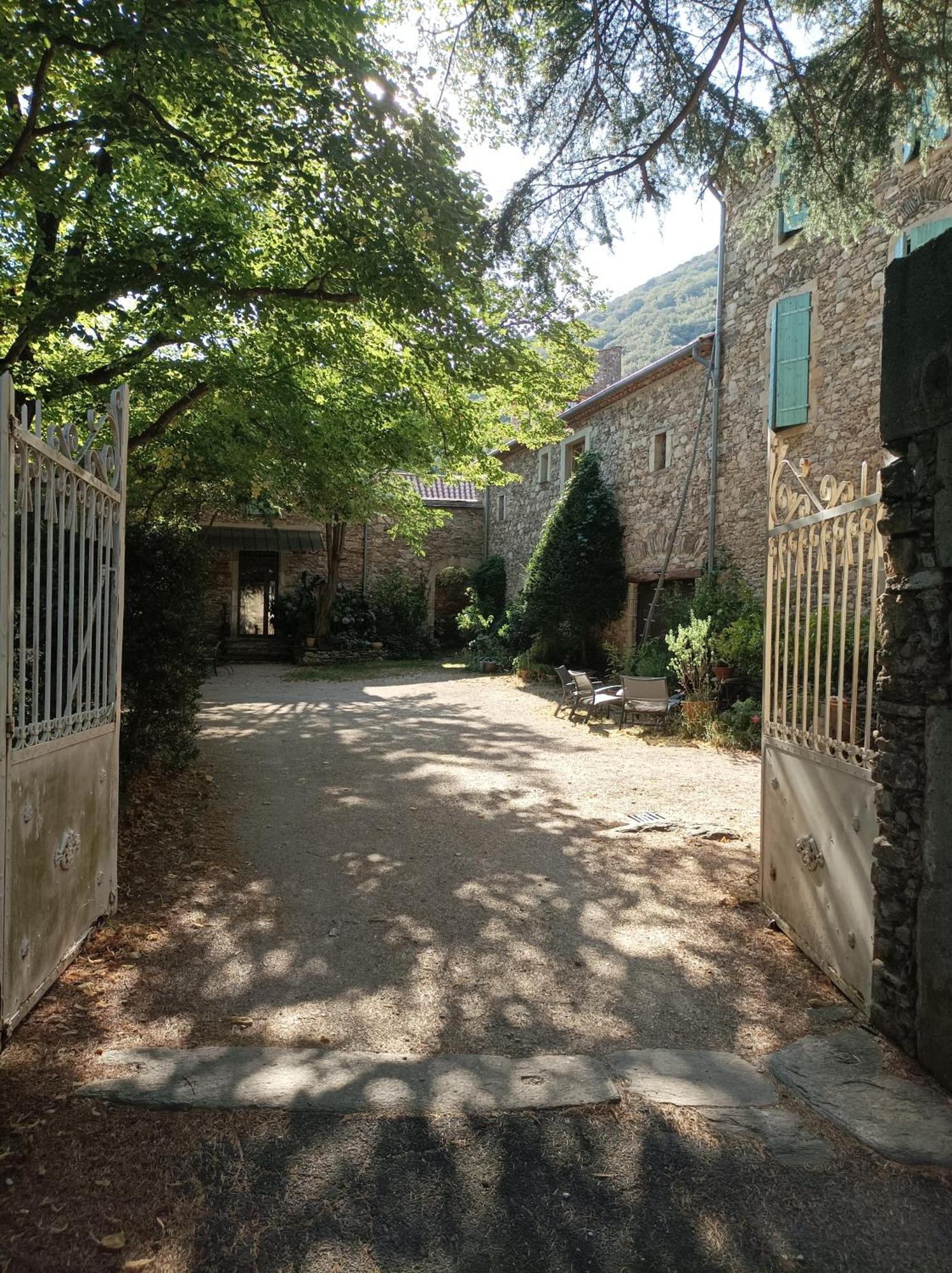 Château de Colombières sur Orb Extérieur photo